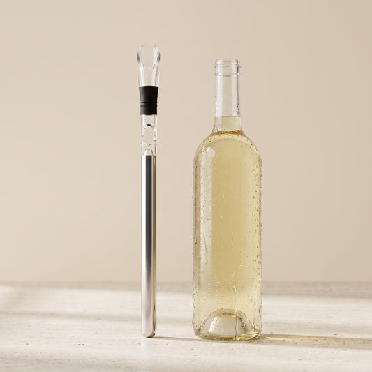 Enfriador de vino Veralia de acero inoxidable junto a una botella de vino blanco